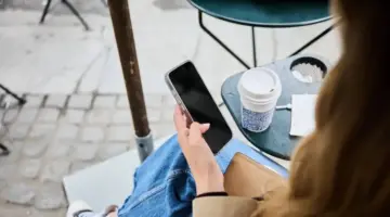 هل الهواتف الذكية هي “السبب” وراء توقف الشباب عن إنجاب الأطفال؟